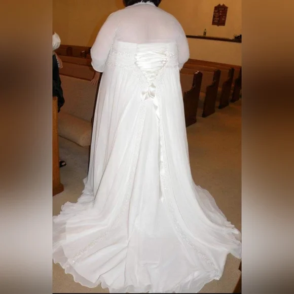 Wedding dress - Picture 1 of 2